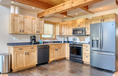 Columbia Falls House | Lovely home with mountain view near national park, full kitchen & washer/dryer
