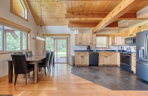 Columbia Falls House | Lovely home with mountain view near national park, full kitchen & washer/dryer