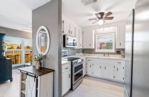 Navarre Beach House | Lovely home with sound view, balcony, full kitchen, central AC, & washer/dryer