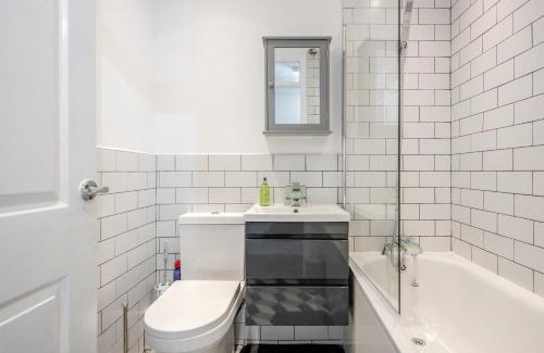 Redbridge House | Lovely House in Dagenham/Barking with free parking, WiFi & Garden
