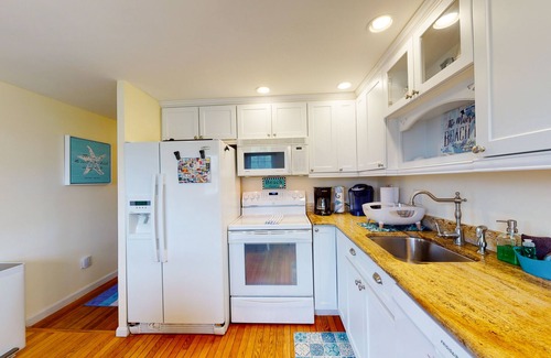 South Yarmouth House | Lovely House with WiFi, Firepit, AC, Shared Washer/Dryer - Steps From Beach