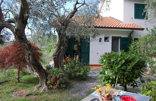 Diano Arentino House | Lovely house with sea view, parking and garden for peaceful naps.