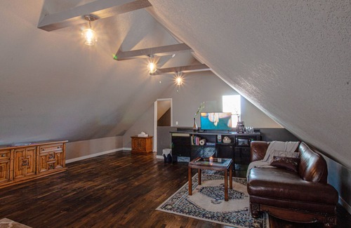 Des Moines Apartment | Lovely King Bed Loft near Downtown; Free Parking