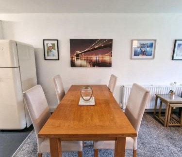 Kirkby Apartment | Lovely Kirkby Flat by City SuperHost