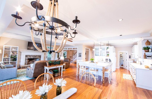 Lake Oconee House | Lovely Lake Escape on Lake Oconee with game room, hot tub and fire pit