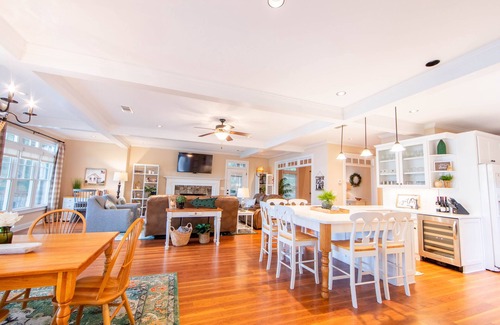 Lake Oconee House | Lovely Lake Escape on Lake Oconee with game room, hot tub and fire pit