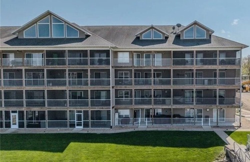 Camdenton Condo | Lovely Lake Front and Updated 2 Bedroom Condo with Boat Slip!