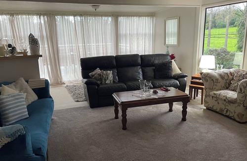 Pakaraka House | Lovely Large Family Home on 3 1/2 Acres Down a Private Lane. Plenty of Parking