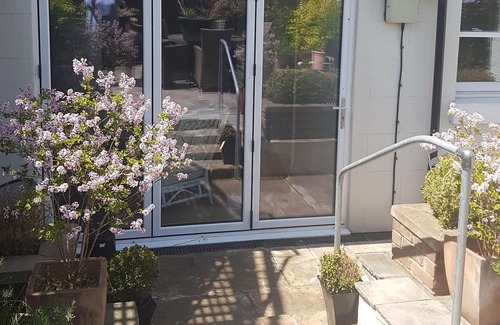 Royal Tunbridge Wells Apartment | Lovely Large Garden Flat