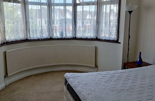 Palmers Green House | Lovely Large Room in Shared House