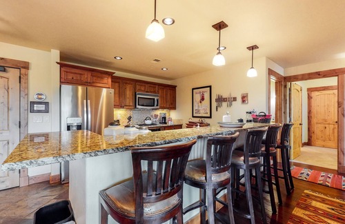 Steamboat Springs Condo | Lovely large condo w/shared hot tub, pool, sauna, fitness center, WiFi