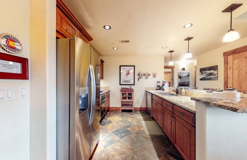 Steamboat Springs Condo | Lovely large condo w/shared hot tub, pool, sauna, fitness center, WiFi