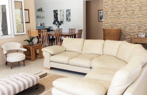 Karavas House | Lovely, Modern 3 Bedroom Bungalow with Stunning Mountain Views