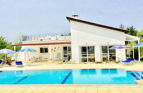 Karavas House | Lovely, Modern 3 Bedroom Bungalow with Stunning Mountain Views