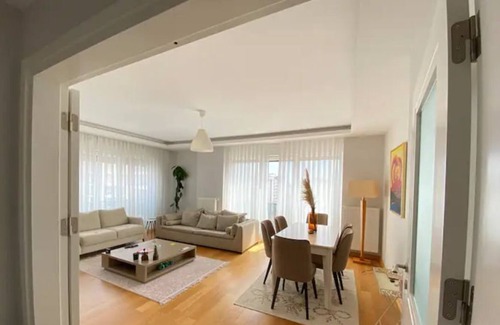 Erenkoy Apartment | Lovely-Modern Apt- 90mb/s internet- 5min to Bagdat