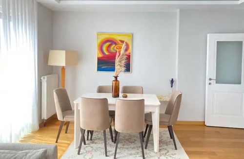 Erenkoy Apartment | Lovely-Modern Apt- 90mb/s internet- 5min to Bagdat