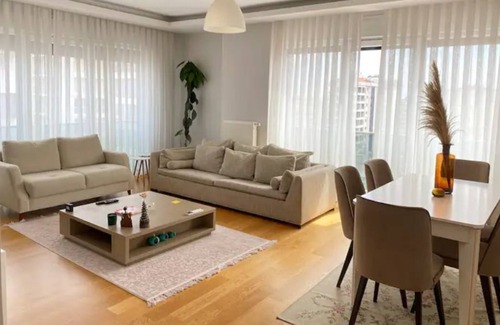Erenkoy Apartment | Lovely-Modern Apt- 90mb/s internet- 5min to Bagdat