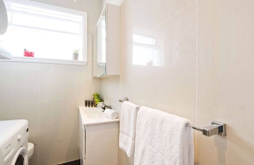 Coogee Apartment | Lovely Modern Coogee Apartment