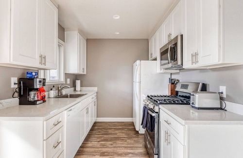 Old Mountain View Apartment | Lovely Mountain View 2BR w/Pool & Patio, nr Caltrain, by Blueground