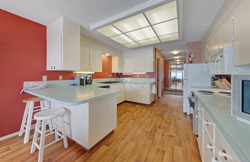 Lincoln Beach Condo | Lovely oceanfront condo with sweeping water views, & balcony