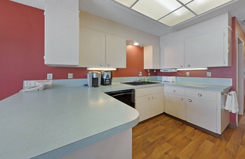 Lincoln Beach Condo | Lovely oceanfront condo with sweeping water views, & balcony