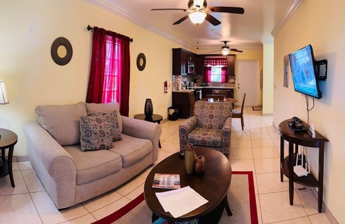 Long Bay Hills House | Lovely one bedroom apartment 8-10 minutes walk to Grace Bay Beach(May Promotion)