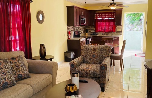 Long Bay Hills House | Lovely one bedroom apartment 8-10 minutes walk to Grace Bay Beach(May Promotion)