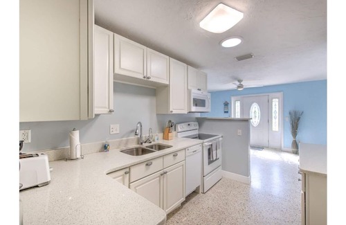 Roberta Heights House | Lovely Ormond Beach bungalow! Walk to the beach!