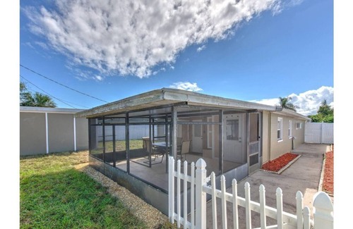 Roberta Heights House | Lovely Ormond Beach bungalow! Walk to the beach!