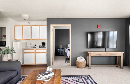 Paradise Apartment | Lovely Pet Friendly 2bd/2ba w/Private Entrance, On Site Laundry & Dedicated Parking
