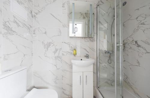 St. George's Apartment | Lovely Private Room and Shower At Anson Hotel