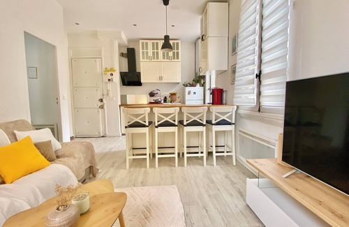 Riou - Petit Juas - Av de Grasse Apartment | Lovely, quiet apartment. 10-minute walk to beaches and steps