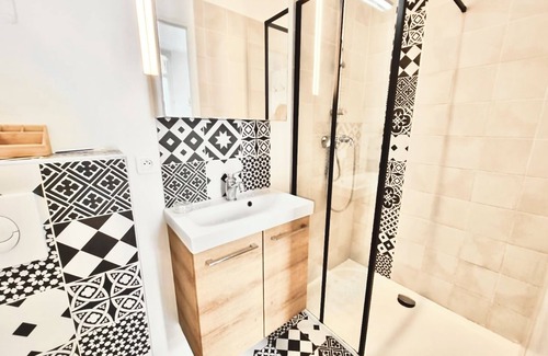 Riou - Petit Juas - Av de Grasse Apartment | Lovely, quiet apartment. 10-minute walk to beaches and steps