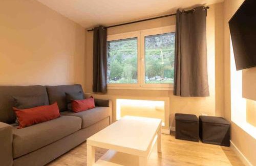 Soldeu Apartment | Lovely quiet apartment walking distance ski runs - HUT1-OO5333
