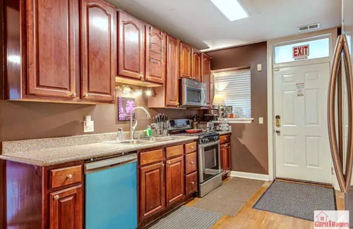 Washington Park Condo | Lovely Quiet, Safe 6-Bedroom in 2 Condos Suite by McCormick Place and Midway!
