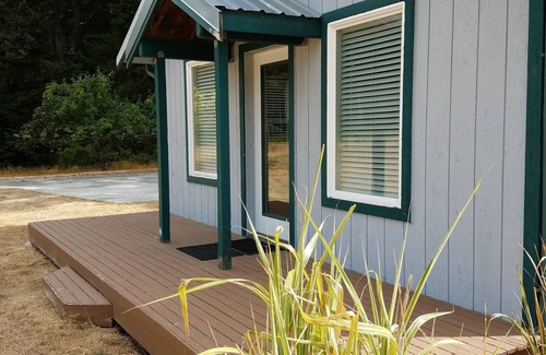 Langley Cabin | Lovely remodeled guest house located at the charming Whidbey Airpark.