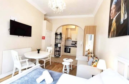 City Centre Dublin Apartment | Lovely Renovated Large Spacious Georgian Studio