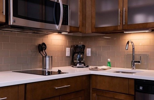 St. George Condo | Lovely Retreat! King Suite with Access to Free Breakfast + Pool & Hot Tub. Quick Drive to Dixie State University!