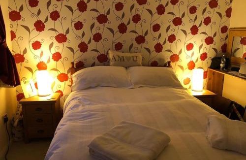 Grays Apartment | Lovely riverside flat