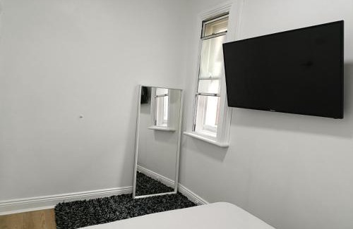 Sydenham House | Lovely Room 1Min Walk to Station with 55Inch TV