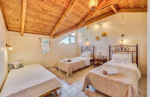 Amoudi Apartment | Lovely Sea-View Loft Up To 5 Adults