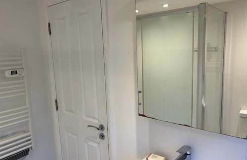 Canning Town Apartment | Lovely Self Contained Loft Studio - 33AS4