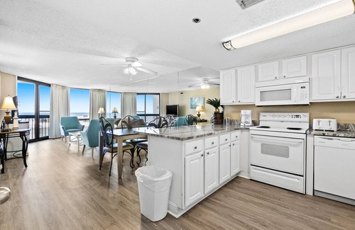 Destin Condo | Lovely Sixth-Floor Condo, with Shared Splash Pad, Multiple Pools, & Hot Tub