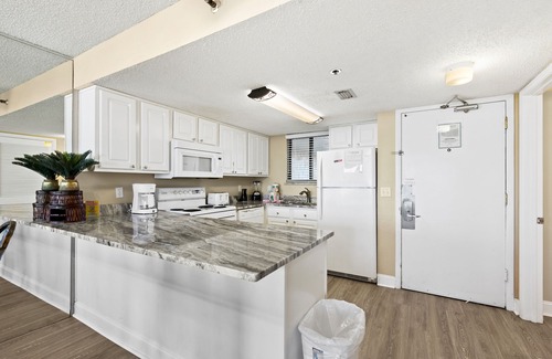 Destin Condo | Lovely Sixth-Floor Condo, with Shared Splash Pad, Multiple Pools, & Hot Tub