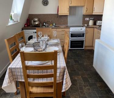 Great Yarmouth Apartment | Lovely, Sleeps 6, Riverside Views, Parking, GY