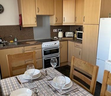 Great Yarmouth Apartment | Lovely, Sleeps 6, Riverside Views, Parking, GY