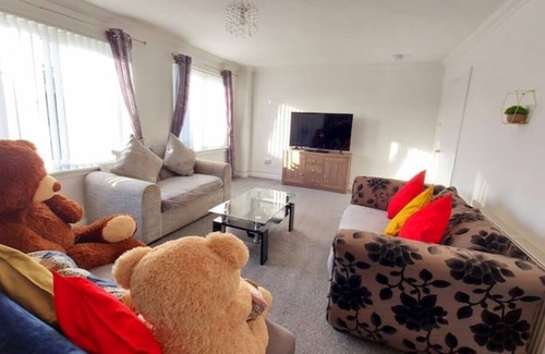 Saltcoats Apartment | Lovely Spacious 3 Bedroom Maisonette in Saltcoats