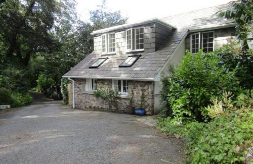Carlyon House | Lovely Spacious Cottage Near The Coast