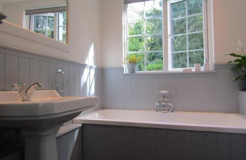 Carlyon House | Lovely Spacious Cottage Near The Coast