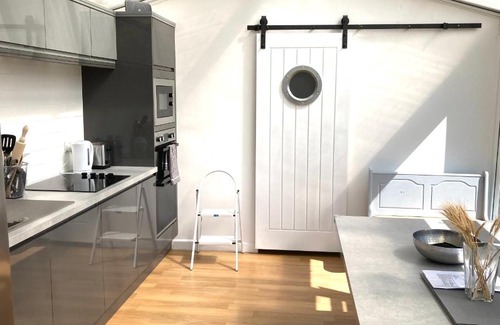 Penzance Apartment | Lovely spacious flat with sea views, sunsets, garden and woodburner